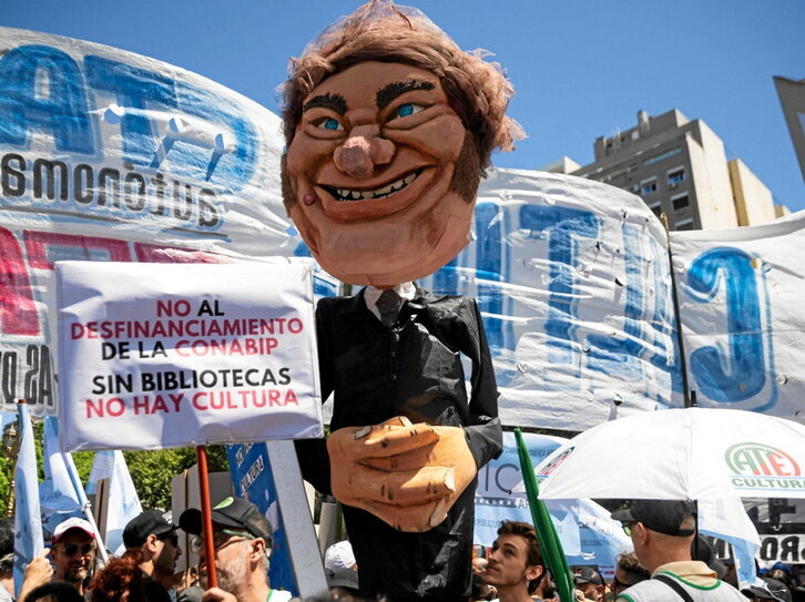 Marioneta del presidente argentino, durante la marcha celebrada en el marco de la huelga general del pasado miércoles.