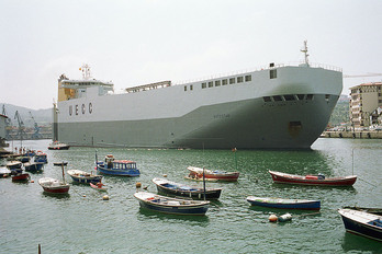En una imagen de archivo, buque que transporta vehículos en el Puerto de Pasaia.