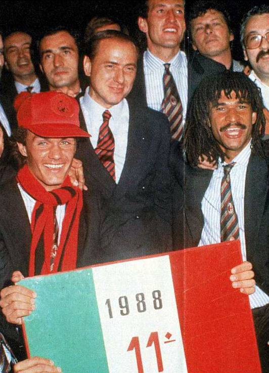 Silvio Berlusconi, celebrando el «scudetto» de 1988 con Maldini y Gullit. Fue su principal plataforma para el salto a la política pocos años después.