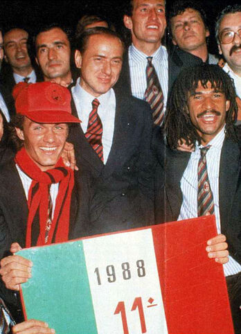 Silvio Berlusconi, celebrando el «scudetto» de 1988 con Maldini y Gullit. Fue su principal plataforma para el salto a la política pocos años después.