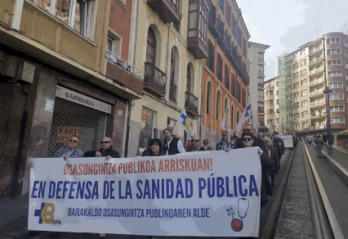 La manifestación, por las calles de Barakaldo a mediodía de este sábado.