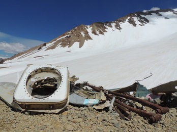  Restos de la aeronave que se conservan en el lugar del accidente del Vuelo 571 de la Fuerza Aérea Uruguaya.