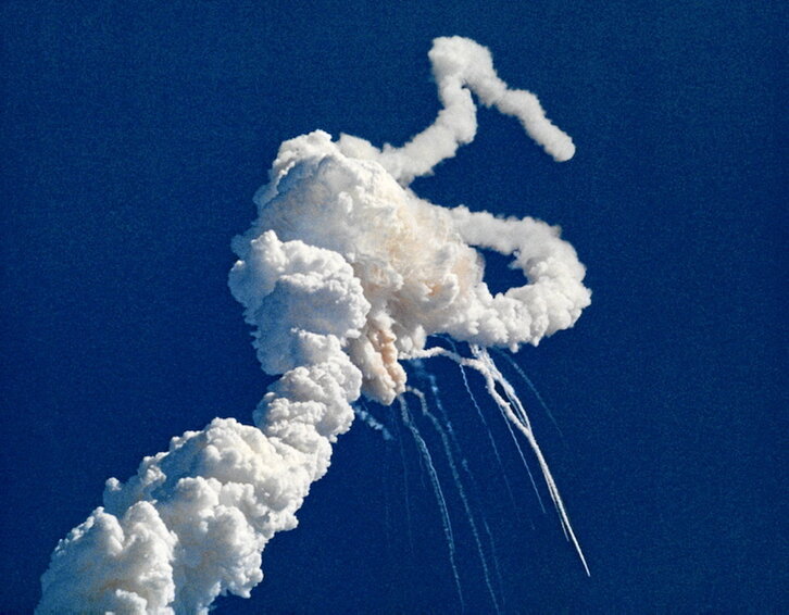 Momento de la explosión del transbordador espacial Challenger, poco después de despegar.