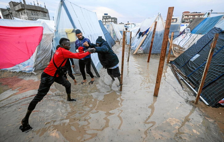 Campos de refugiados inundados en Rafah, donde se hacinan cientos de miles de personas en tiendas precarias.