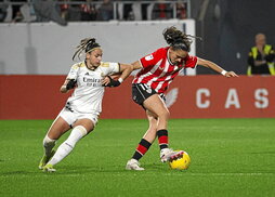 Maite Zubieta se zafa de Athenea para llevarse el balón.