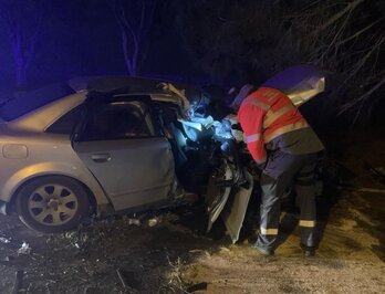 Un agente revisa el estado en el que ha quedado el coche siniestrado.