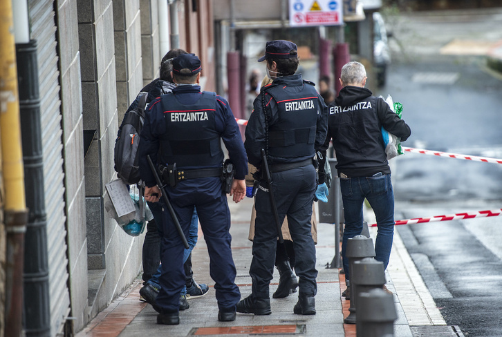 Ertzainas, en un operativo contra la violencia machista en Bizkaia.