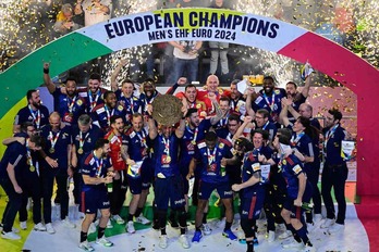 Los jugadores de Francia festejan su título europeo.