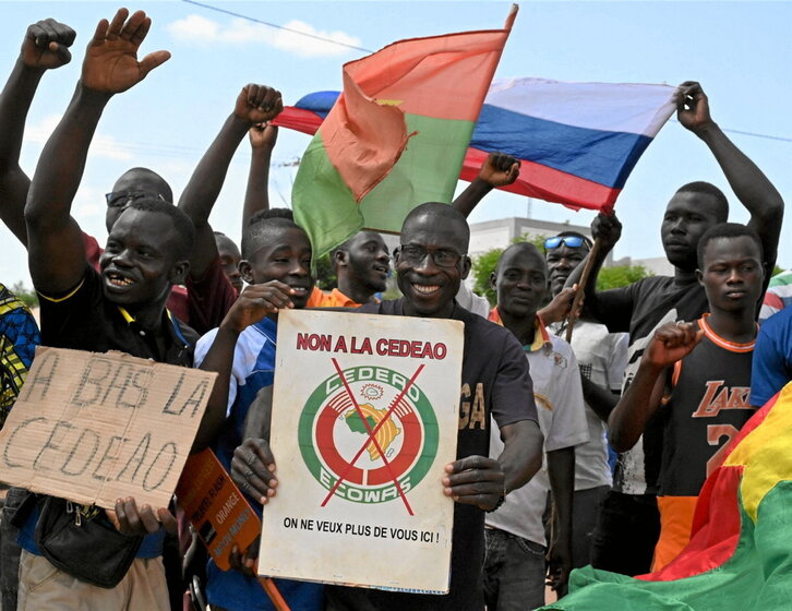 Manifestantes contra la Cedeao en Uagadugu, con banderas rusas.