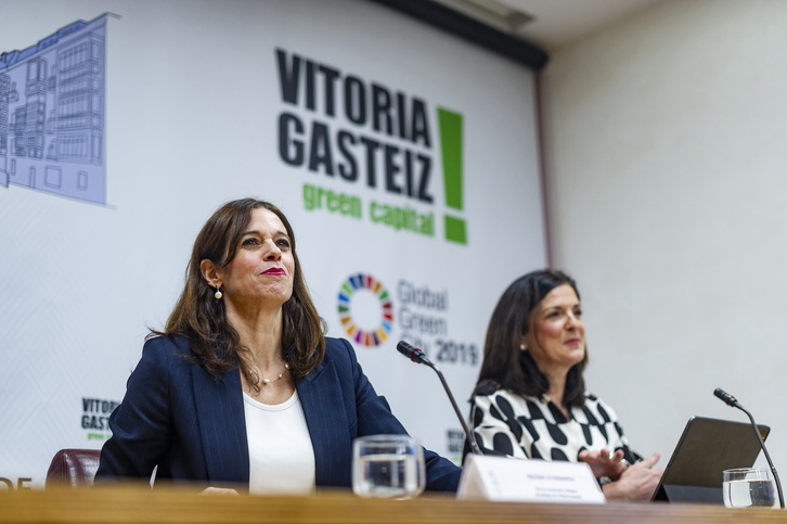La alcaldesa de Gasteiz, Maider Etxebarria, junto a la teniente de alcaldesa, Beatriz Artolazabal, el pasado jueves.