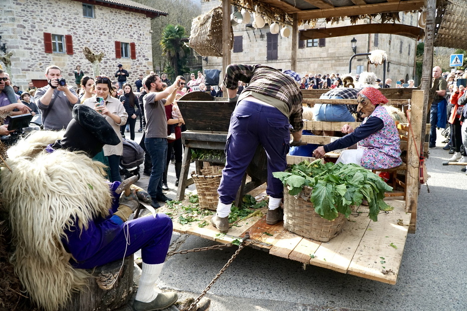 Karroza ugari gaur eguerdian Iturenen.