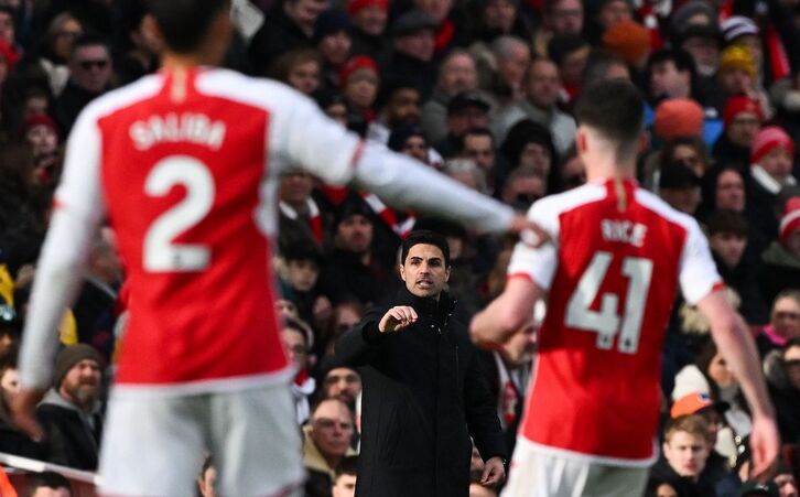 Mikel Arteta, dirigiendo al Arsenal en un partido.