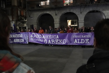 Concentración en Tolosa tras la denuncia de dos mujeres contra un osteópata.