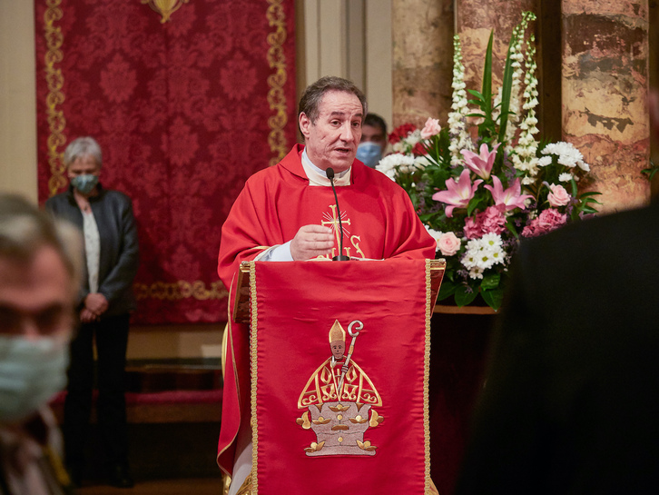 Javier Leoz, párroco de San Lorenzo, durante la misa del sexto peldaño de la escalerica de San Fermín del año pasado.