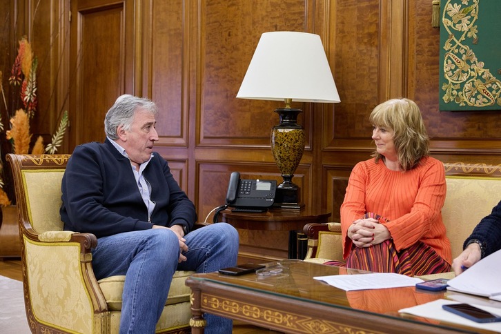 Joseba Asiron y Ana Ollo se han reunido este martes en el Ayuntamiento de Iruñea.