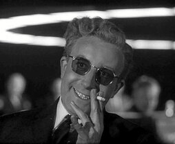 Peter Sellers en una de sus tres geniales caracterizaciones, el doctor Strangelove.