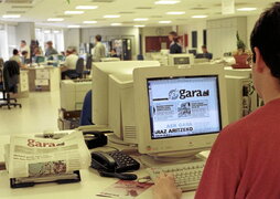 Aspecto de la redacción de GARA en Donostia en su primer año de funcionamiento, en 1999.