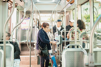 Emazte batek txartela baliotatzen du TramBusean, Baionan.