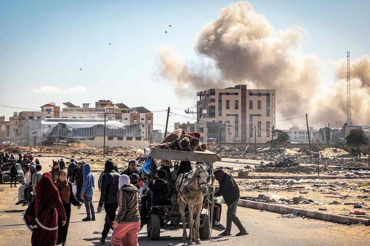 El humo de las exploiones se eleva en Jan Yunis mientras los plaestinos huyen hacia la saturada Rafah.