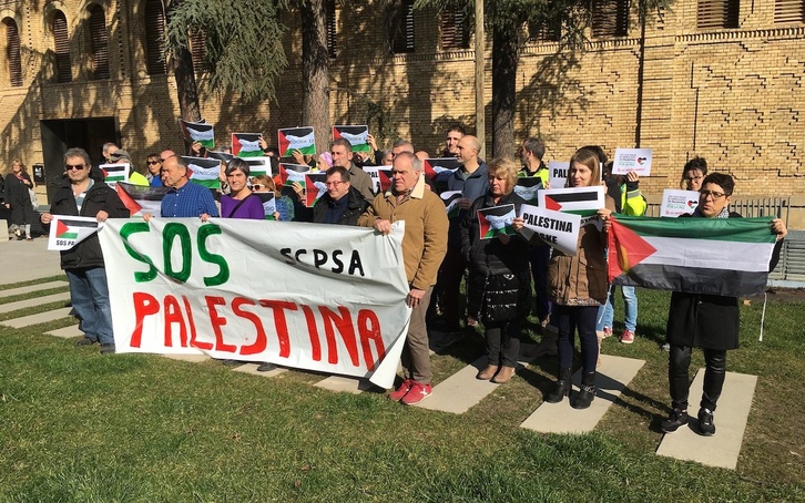 Un momento de la concentración de integrantes de la plantilla de SCPSA para denunciar el genocidio que sufre Paletina.