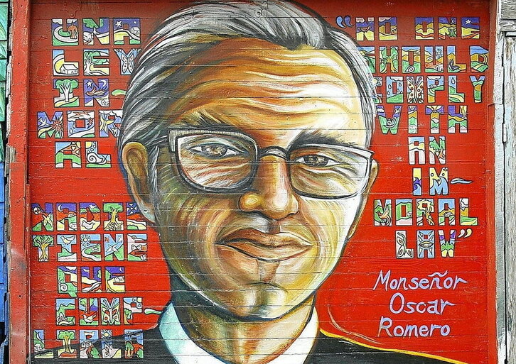 El Salvadorreko armadak hil zuen Oscar Romero monsinorearen murala.
