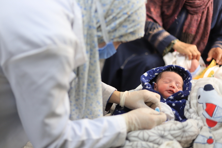 Según el Fondo de Población de la ONU, 5.500 mujeres embarazadas darán a luz en los próximos 30 días en Gaza, 180 nacimientos cada día.