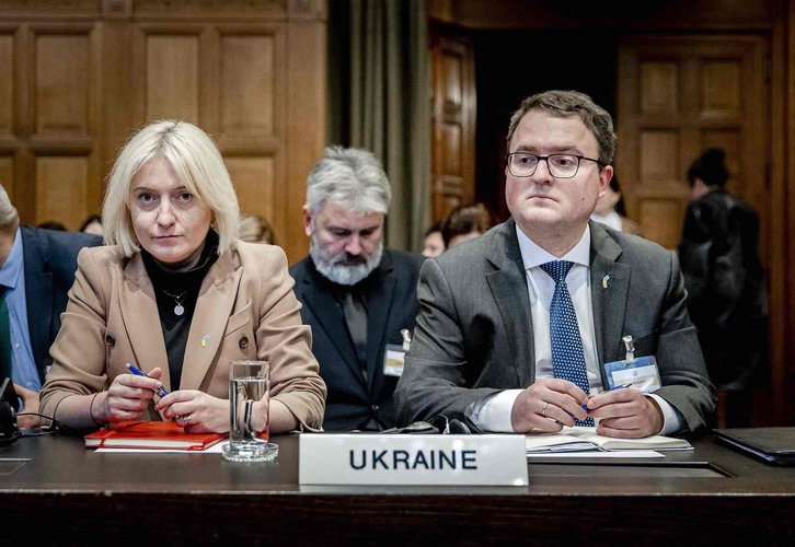Rostros serios en la delegación ucraniana en La Haya.