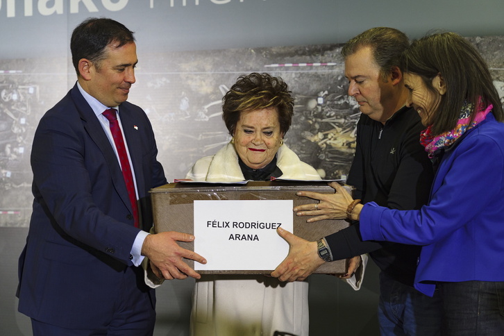 Entrega de los restos de Félix Rodríguez Arana a su familia.