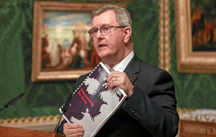 Jeffrey Donaldson muestra el documento del acuerdo alcanzado entre el DUP y el Gobierno británico.