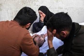 Palestinos lloran la muerte de un familiar en el hospital Al-Ahli Arab, en la ciudad de Gaza.