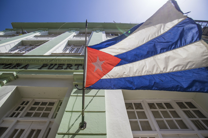 Una bandera cubana ondea en la Plaza Vieja de La Habana.
