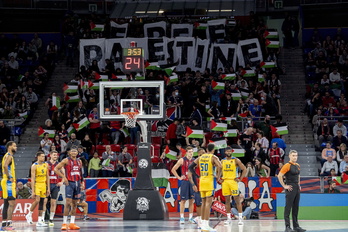 En las gradas del Buesa Arena han formado un mosaico donde se leía ‘Free Palestine’.