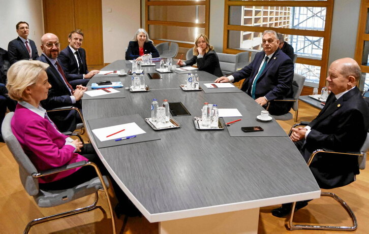 Imagen de la reunión que Orban (2d) mantuvo con Scholz, Meloni, Macron, Michel y Von der Leyen
