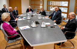 Imagen de la reunión que Orban (2d) mantuvo con Scholz, Meloni, Macron, Michel y Von der Leyen