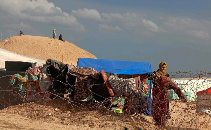 Desplazados palestinos, empujados por el Ejército israelí hasta el borde del mar.