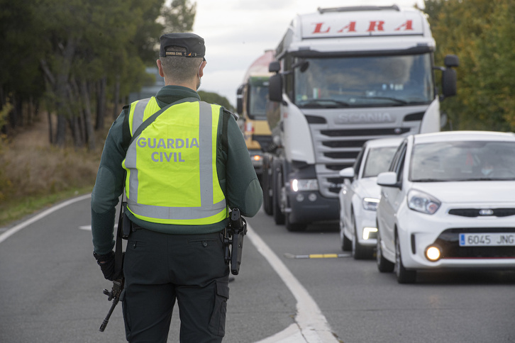 Un guardia civil del aeropuerto de Loiu ha visto confirmada su pena de ocho años de cárcel por tráfico de drogas.