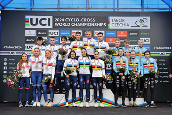 Los integrantes de las selecciones británica, francesa y belga en el primer podio de Tabor.