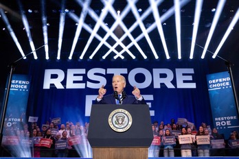 Joe Biden habla durante un mitin de campaña en Manassas, Virginia.