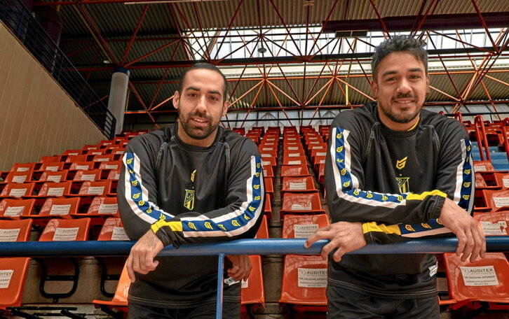 Esteban y Rodrigo Salinas, jugadores del Bidasoa, en Artaleku.
