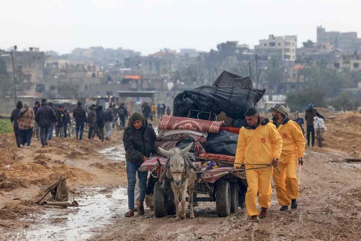 Palestinos huyen de Jan Yunis con lo que pueden transportar hacia Rafah, donde Israel también prevé atacarlos.
