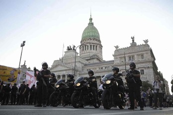 Policías, frente a los manifestantes en el Congreso, en Buenos Aires.
