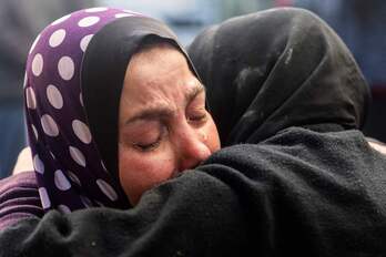 Una mujer gazatí llora tras identificar el cadáver de un familiar en el hospital Najjar, en Rafah.