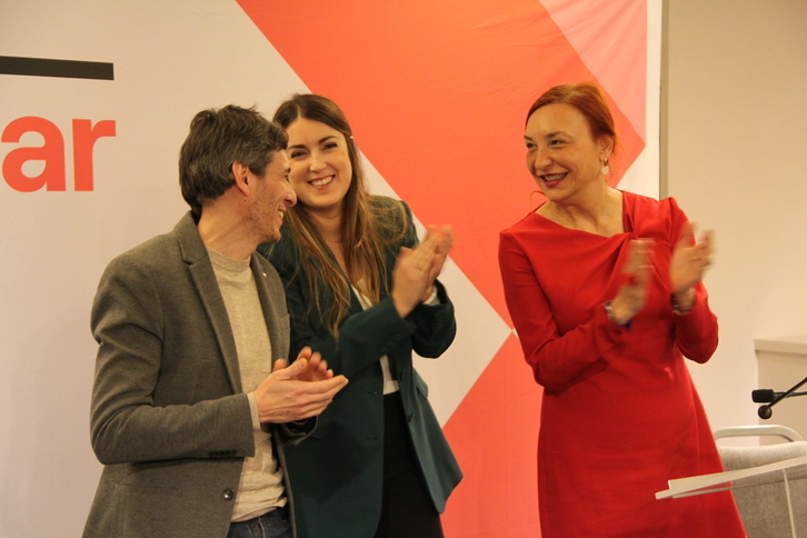 Jon Hernández (Ezker Anitza-IU), Alba García (Sumar Mugimendua) y Carmen Muñoz (Berdeak Equo) tras firmar el acuerdo de coalición hoy en Bilbo. Falta Podemos.