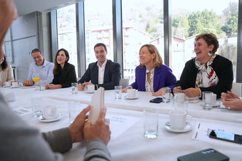 Imanol Pradales se ha reunido en Pasaia con la diputada general de Gipuzkoa, Eider Mendoza, y alcaldes jeltzales del herrialde.