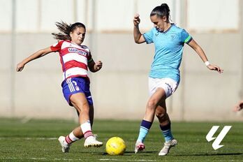 Laura Pérez y Maite Zubieta intentan hacerse con el balón.