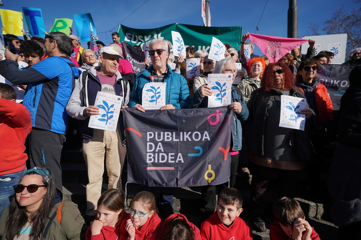 Euskal Eskola Publikoaz Harro plataformak egin duen agerraldiko irudia.