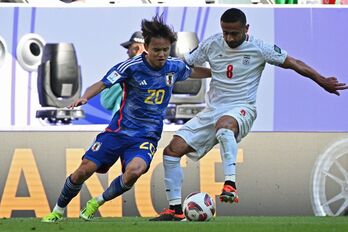 Take Kubo disputa un balón en los cuartos de final de la Copa Asia frente a Irán. 