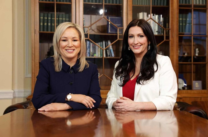 Michelle O’Neill y Emma Little-Pengelly posan en un despacho de la Asamblea de Stormont.