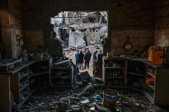Entretanto, Israel sigue destruyendo Palestina. En la imagen, las consecuencias de un bombardeo contra Rafah. 