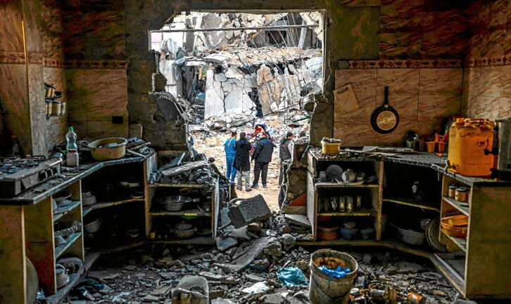 Palestinos comprueban los daños tras uno de los bombardeos sionistas sobre Rafah.